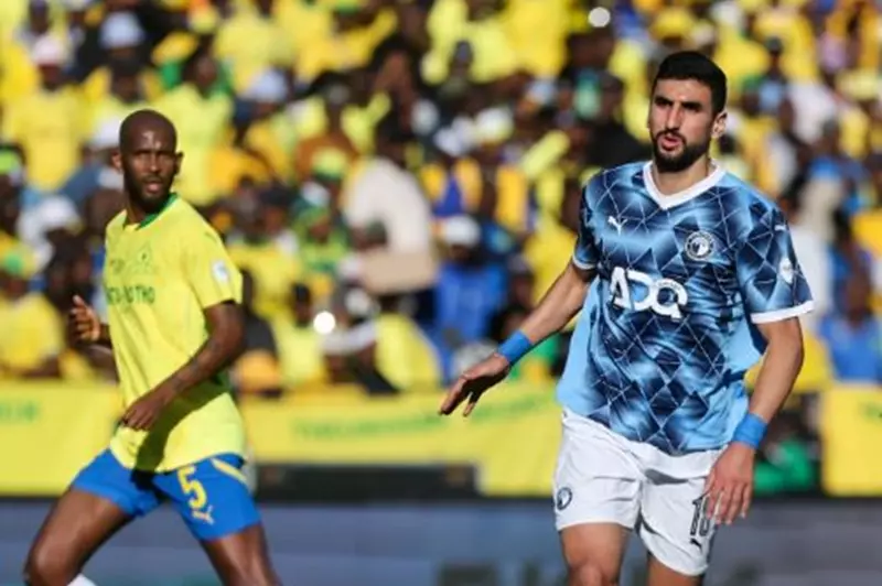 وليد الكرتي لاعب بيراميدز خلال مواجهة صنداونز